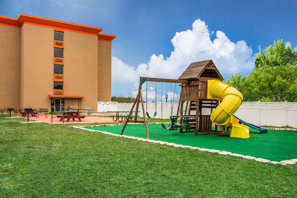 Howard Johnson by Wyndham Lexington in Lexington, Nebraska, United States