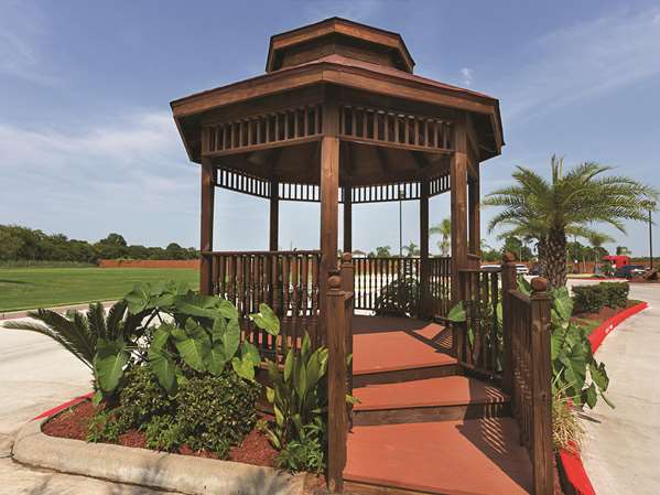 La Quinta Inn & Suites by Wyndham Houston Channelview in Cloverleaf, Texas, United States