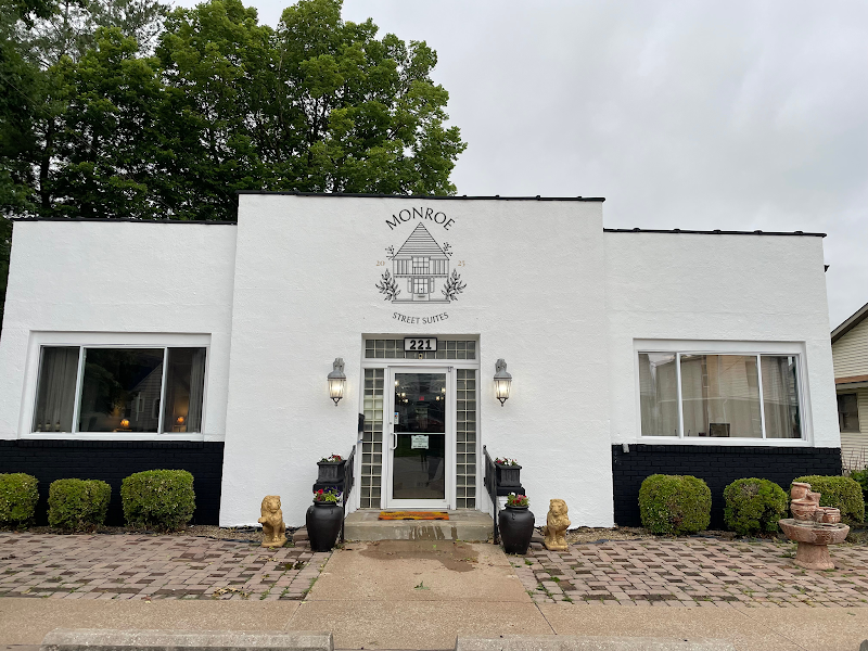 Monroe Street Suites in Pittsfield, Illinois, United States