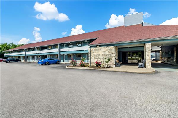 Super 8 by Wyndham Cincinnati OH in Forest Park, Ohio, United States