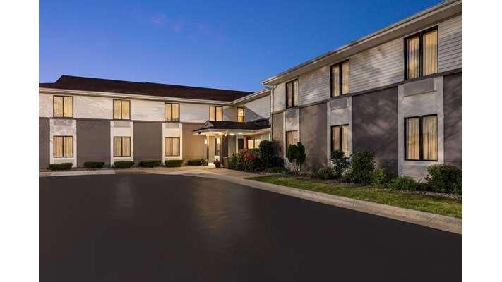 Super 8 by Wyndham Germantown / Milwaukee in Germantown, Wisconsin, United States