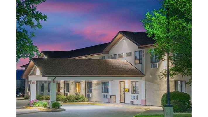 Super 8 by Wyndham Knoxville in Knoxville, Iowa, United States