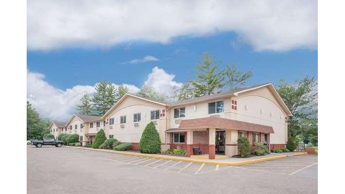 Super 8 by Wyndham Queensbury Glen Falls Lake George Area in West Glens Falls, New York, United States