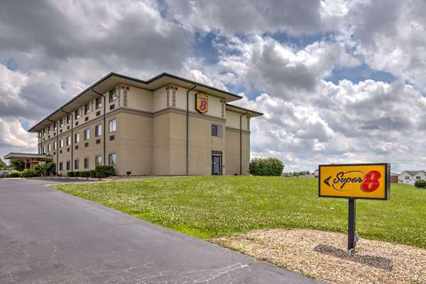 Super 8 by Wyndham Waterloo in Waterloo, Illinois, United States