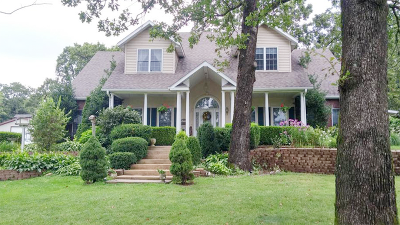 Swan Song Inn in Marshfield, Missouri, United States