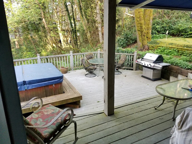 The TreeHouse 1 Bedroom & Breakfast Suite in West Linn, Oregon, United States