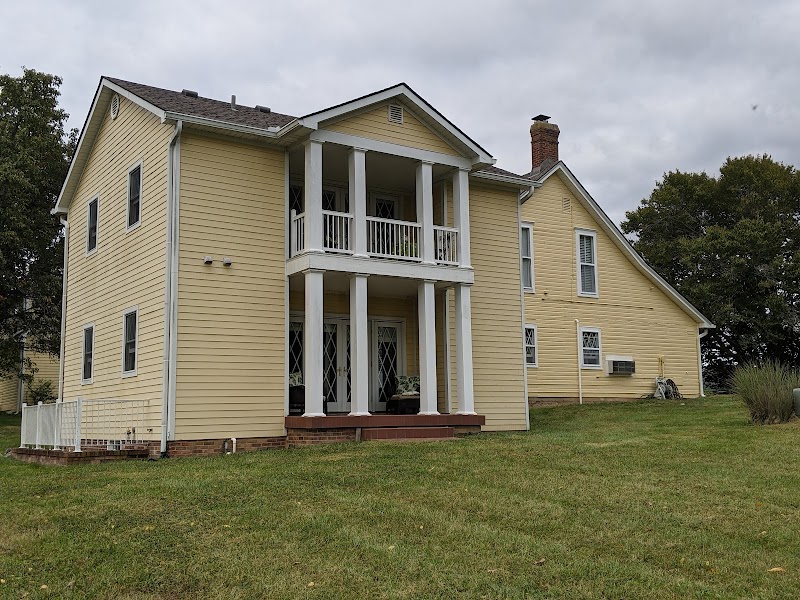 Yellow Carriage House in Shelbyville, Kentucky, United States