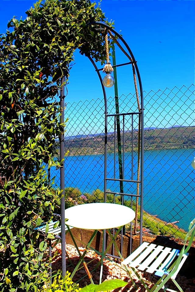 Giardino sul Lago SPA Jacuzzi in Castel Gandolfo, Italy