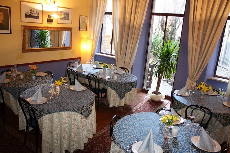 Il Cortegiano in Urbino, Italy