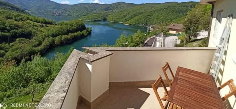 La Casa Sul Lago di Anna e Paolo in Quattro Castella, Italy