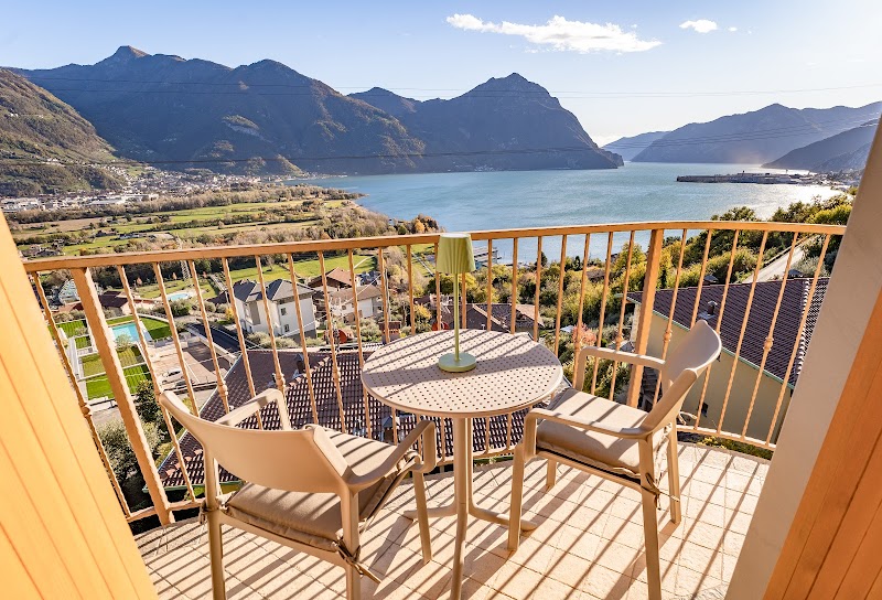 Rooms Le Rive 23 in Costa Volpino, Italy