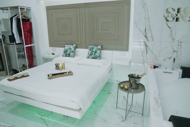 Sisina Luxury Room Jacuzzi & Pool in Portici, Italy