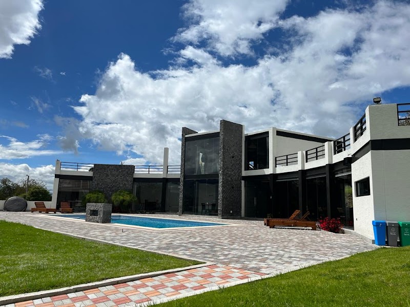 Los Laureles Glamping in Pillaro, Ecuador