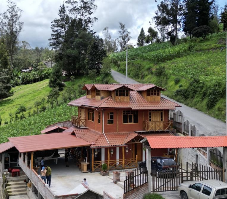 Quinta Fina Madera San Miguel de Bolivar 18 personas in San Miguel, Ecuador